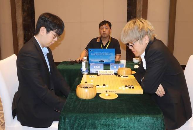 1989년생 강동윤 9단(왼쪽)이 중국 랭킹 1위 커제 9단을 격파하고 8강에 올랐다. 한국기원