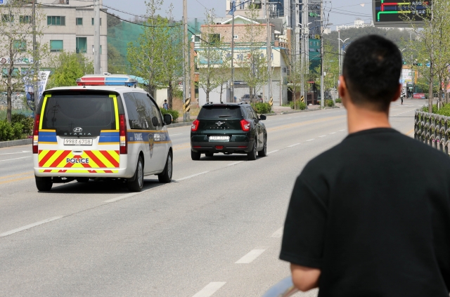 재연 시험이 진행된 지난 19일 도현군의 아버지 이상훈씨가 진행 과정을 지켜보고 있다. 사진 속 티볼리 차량은 A씨 차량. 연합뉴스