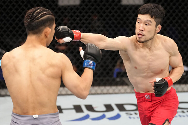 홍준영(오른쪽)이 Road to UFC 시즌1 페더급 준준결승에서 원챔피언십 타이틀전 경력자 마쓰시마 고요미를 공격하고 있다. 사진=TKO