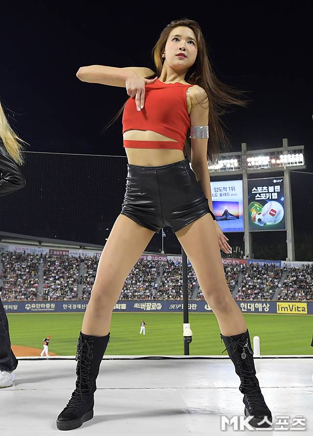 LG 치어리더 우혜준이 26일 오후 서울 잠실구장에서 열린 ‘2024 프로야구’ KIA 타이거즈와 LG 트윈스의 경기, 6회초가 끝난 뒤 치어리더 단상에 올라 특별 공연을 선보이고 있다. 사진=천정환 기자