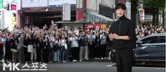 김수현이 주변에 모여든 팬들의 환호성에 감사 인사를 드리며 특유의 웃음으로 화답했다. 사진=천정환 기자