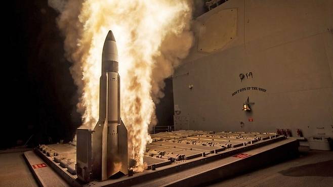 SM-3 요격미사일이 군함에서 화염을 뿜으며 발사되고 있다. 세계일보 자료사진