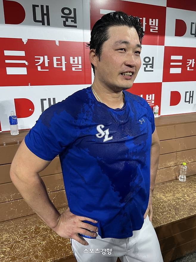 삼성 오승환이 26일 고척 키움전에서 대기록을 잘성한 뒤 물세례를 맞고 인터뷰하고 있다. 고척 | 김하진 기자