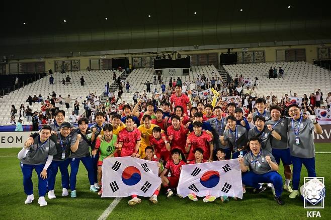 23세 이하(U-23) 축구 국가대표팀 선수들이 23일 카타르 알 라이얀 자심 빈 하마드 경기장에서 열린 아시아축구연맹(AFC) U-23 아시안컵 조별리그 일본전에서 승리한 뒤 환호하고 있다. 한국은 일본을 이겼으나 8강에서 인도네시아에 승부차기로 져 도중 탈락했다. 한국은 1984 LA 올림픽 이후 40년 만에 처음으로 하계올림픽 남자축구 본선 진출을 이루지 못했다. 대한축구협회