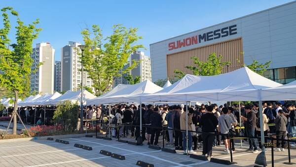 - 대기하는 동안 햇빛을 맞지 않도록 천막을 설치해 뒀다