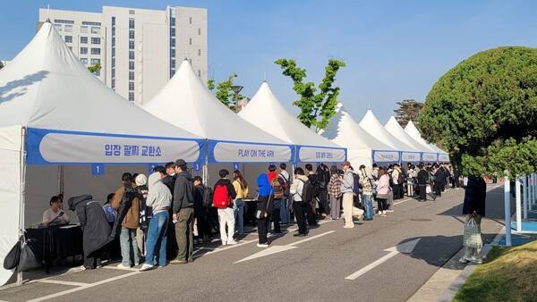 - 16개나 되는 팔찌 교환소를 운영해 박사들의 원활한 입장을 도왔다