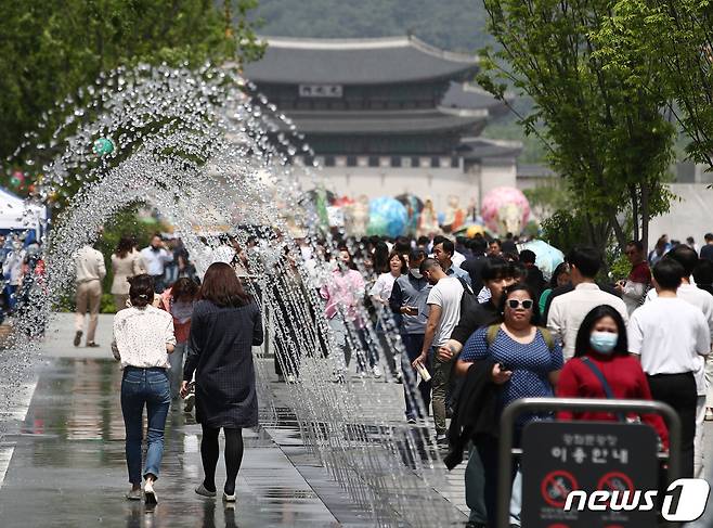 서울 광화문광장에서 시민들이 여유를 즐기고 있다. 2023.5.10/뉴스1 ⓒ News1 김민지 기자