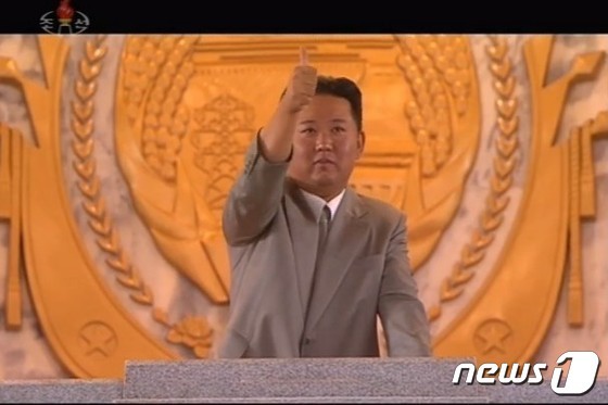 2021년 9월9일 북한의 정권수립 73주년 기념 '민간 및 안전무력' 열병식에 참석한 김정은 노동당 총비서가 열병종대를 향해 엄지를 들어올리고 있다.(조선중앙TV 갈무리)