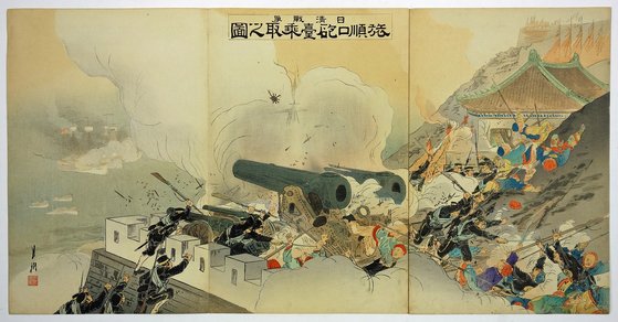 1894년 뤼순 전투 당시 청군의 포대를 점령하는 일본군을 묘사한 그림. 10년 후 같은 곳에서 러시아와 일본이 혈전을 벌였다. 위키피디아