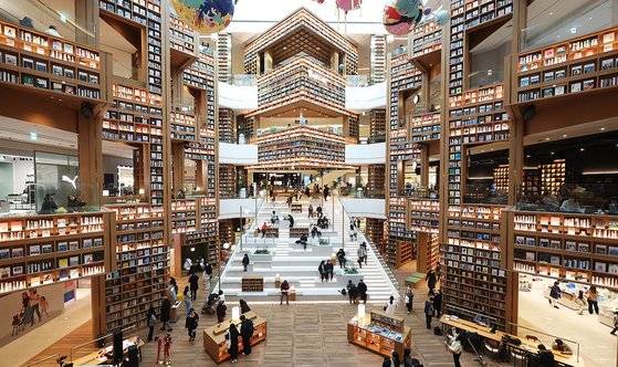 올해 초 문을 연 수원 스타필드 내 별마당 도서관 전경. 사진 연합뉴스