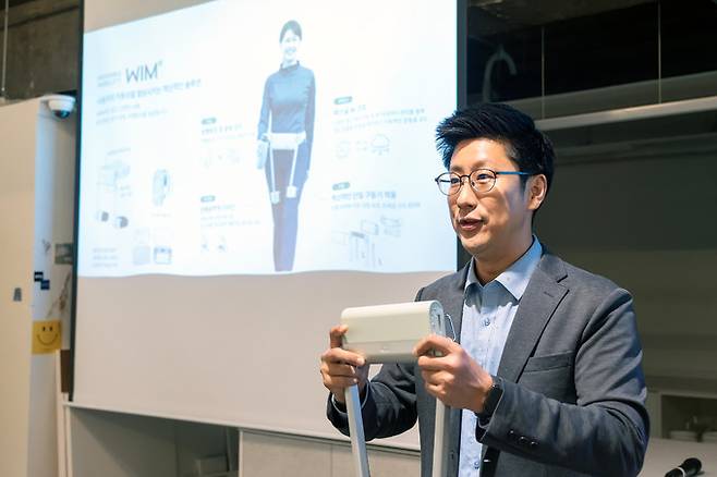 김용재 위로보틱스 공동대표가 지난 24일 개최된 기자간회에서 보조보행 로봇 ‘윔(WIM)’을 소개하고 있다. 위로보틱스