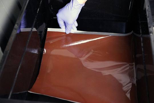 한국화학연구원은 독성이 강한 유기용매의 에너지 효율 향상과 재활용률을 높이는 나노여과 분리막 제조기술을 개발했다. 사진은 연구진이 대면적으로 제작한 분리막 모습.
화학연 제공