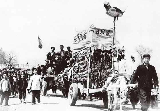 마오쩌둥이 1958년부터 중국에서 전개한 급진적 농촌개혁운동인 '대약진운동' 기간 마오의 극렬 지지자인 홍위병들이 잡은 참새를 싣고 행진하고 있다. 중앙포토