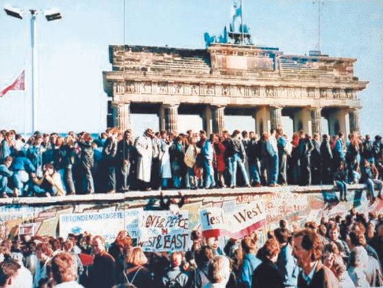 브란덴부르크 문에 모여 베를린 장벽이 무너진 것을 축하하는 독일 시민들. 중앙포토