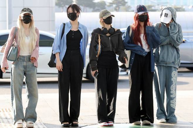 걸그룹 르세라핌의 팬들이 멤버 보호를 요구하며 하이브 사옥 앞에서 시위를 벌이고 있다. 사진은 중국 일정을 위해 지난 28일 오전 인천국제공항을 통해 출국하고 있는 그룹 르세라핌(LE SSERAFIM) 사쿠라, 카즈하, 김채원, 허윤진, 홍은채(왼쪽부터). /사진= 스타뉴스