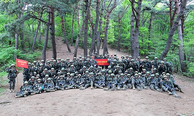 지난 26일 해병 신병 1304기가 천자봉 고지정복을 끝내고 파이팅을 외치고 있다.