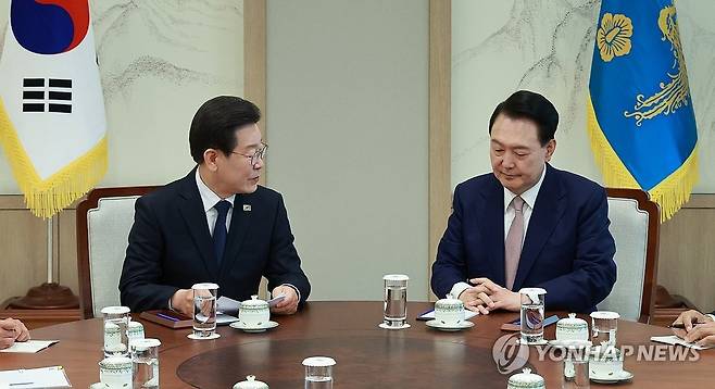 이재명 대표, 윤석열 대통령과 영수회담 발언 (서울=연합뉴스) 홍해인 기자 = 더불어민주당 이재명 대표가 29일 서울 용산 대통령실 집무실에서 열린 윤석열 대통령과의 영수회담에서 발언하고 있다. 2024.4.29 hihong@yna.co.kr