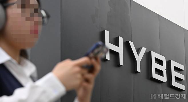 가요 기획사 하이브가 걸그룹 뉴진스가 소속된 산하 레이블 어도어와 민희진 대표에 대한 감사에 착수한 가운데 지난 29일 오전 서울 용산구 하이브 사옥앞을 시민이 지나고 있다. 하이브는 지난 22일 민희진 대표 등이 경영권 탈취 시도를 했다며 전격 감사에 착수한 것으로 알려졌다. 민 대표는 하이브의 또 다른 산하 레이블인 빌리프랩의 걸그룹 아일릿이 뉴진스를 카피했다는 공식입장으로 맞받아쳤다. 이상섭 기자