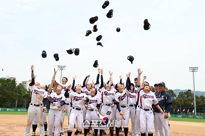 대한민국 여자야구 국가대표팀이 1일 동메달을 획득한 뒤 환호하고 있다. 람틴(홍콩) | 황혜정기자. et16@sportsseoul.com