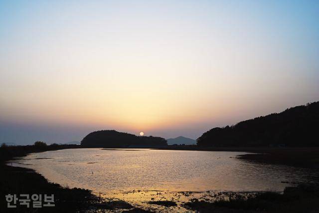 마지막 배로 나오면 신도선착장 인근 수변공원에서 멋진 일몰을 볼 수 있다.