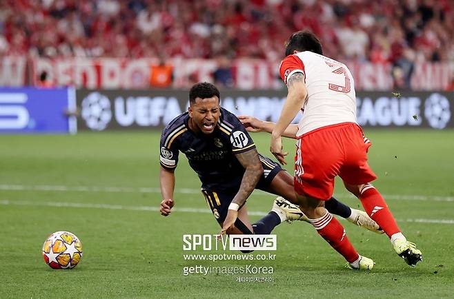 ▲ 김민재가 여기저기서 공격 받고 있다. 지나친 전진 수비로 첫 실점을 했고, 페널티박스 안에서 반칙으로 페널티킥을 허용했다. 결국 2실점 모두 김민재의 지분이 컸다. 바이에른 뮌헨은 이겼어야 할 경기를 비겼고, 그 책임은 김민재에게 돌아가고 있다.