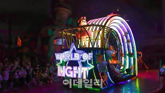 롯데월드 35주년 신규 퍼레이드 ‘월드 오브 라이트’ (사진=김명상 기자)