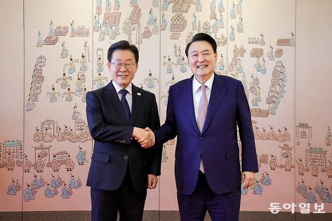 윤석열 대통령과 더불어민주당 이재명 대표가 29일 서울 용산 대통령실 집무실에서 영수회담을 마친 뒤 기념촬영을 하고 있다. 대통령실 제공