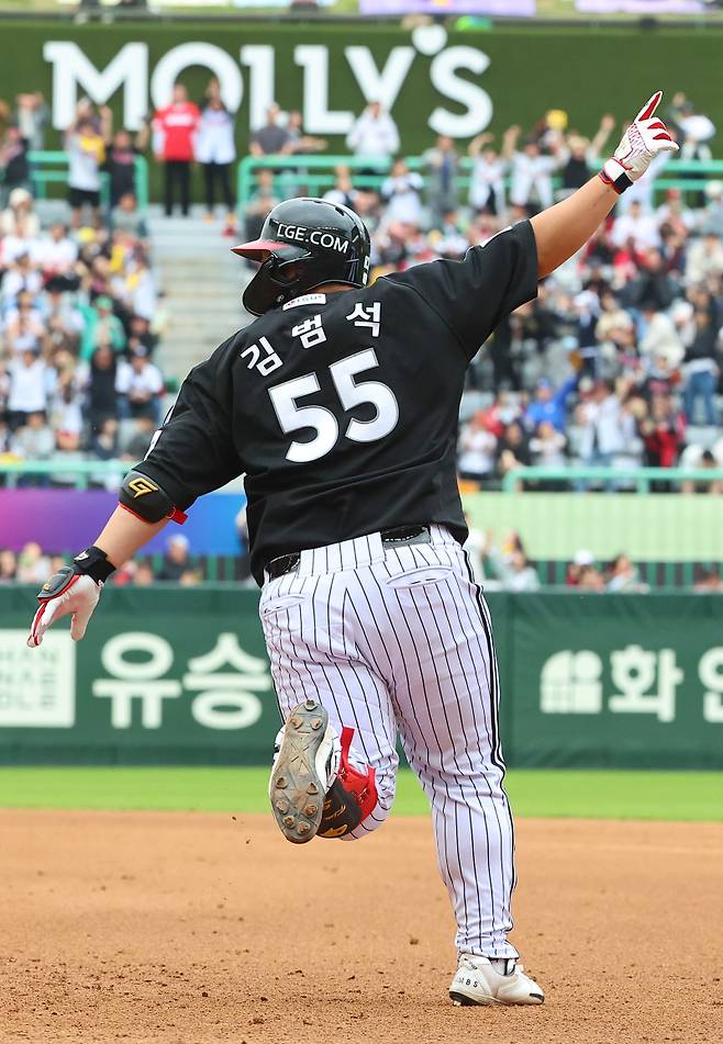 <yonhap photo-2620=""> 역전 만루포 터트린 김범석 (인천=연합뉴스) 임순석 기자 = 21일 오후 인천 SSG랜더스필드에서 열린 2024 KBO 리그 LG 트윈스와 SSG 랜더스의 더블헤더(DH) 1차전. 7회 초 2사 만루 상황 LG 김범석이 만루홈런을 친 뒤 그라운드를 돌고 있다. 2024.4.21 soonseok02@yna.co.kr/2024-04-21 16:45:16/ <저작권자 ⓒ 1980-2024 ㈜연합뉴스. 무단 전재 재배포 금지, AI 학습 및 활용 금지></yonhap>