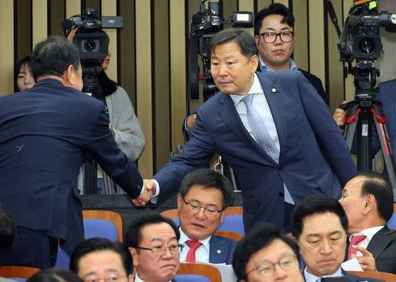 국민의힘 이철규 의원이 2일 국회에서 열린 의원총회에서 동료 의원들과 인사를 나누고 있다. 연합뉴스