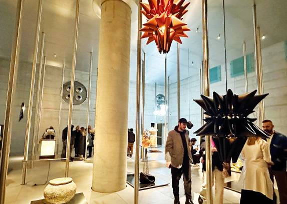 밀라노 디자인위크에서 열린 로에베재단의 로에베 램프 전시에서 관람객들이 작품을 둘러보고 있다. 밀라노=민지혜 기자