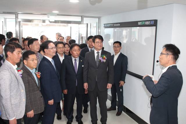 2일 고창군 농업근로자 기숙사 준공을 찾은 참석자들이 지영균 군 농정기획팀장의 시설 운영에 대한 설명을 듣고 있다.