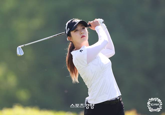 김재희가 3일 경북 구미시 골프존 카운티 선산(파72)에서 열린 제10회 교촌 1991 레이디스 오픈 1라운드 13번 홀에서 샷을 날린 뒤 공을 바라보고 있다. KLPGA 제공