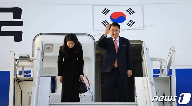 네덜란드 국빈 방문을 마친 윤석열 대통령이 김건희 여사와 14일(현지시간) 암스테르담 스히폴공항에서 공군 1호기에 올라 인사하고 있다. (대통령실 제공) 2023.12.14/뉴스1 ⓒ News1 안은나 기자