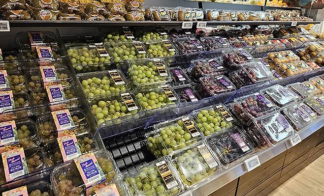 지난 3일 오후 서울 시내 한 대형마트에서 고객이 과일를 살펴보고 있다. 사진=김경호 기자