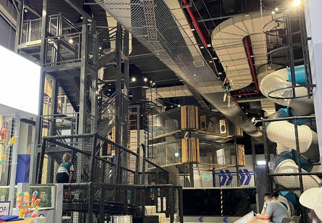 지난달 26일 베트남 하노이 롯데몰 웨스트레이크에 위치한 대형 익스트림 실내 스포츠 시설 챔피언 1250에서 어린이들이 각종 놀이기구를 이용하고 있다. 하노이=허경주 특파원