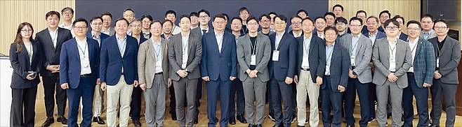 서울대 이차전지혁신연구센터가 주최한 ‘제1회 현안 세미나’에서 배터리 3사 최고기술책임자 등 40여 명의 참석자가 기념 사진을 찍고 있다. 성상훈 기자