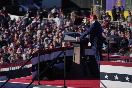 도널드 트럼프 전 대통령이 지난 1일(현지시간) 미시간주 프리랜드에서 열린 선거 유세에서 연설하고 있다. AP=연합뉴스