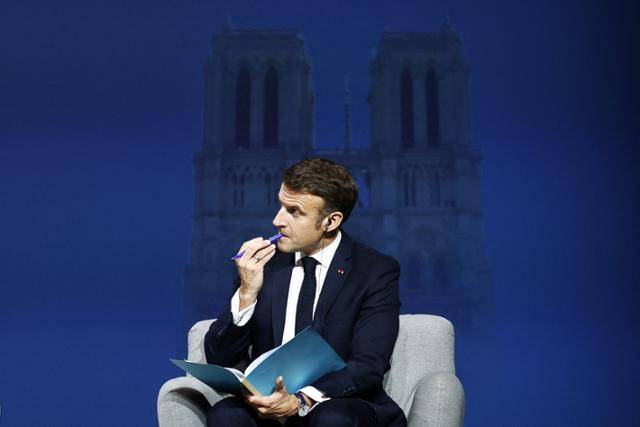 에마뉘엘 마크롱 프랑스 대통령이 6일 프랑스 파리의 마리니 극장에서 자국을 방문한 시진핑 중국 국가주석의 연설을 듣고 있다. 파리=로이터 연합뉴스