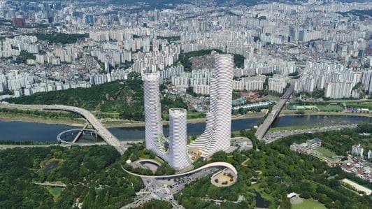 서울 성동구 삼표레미콘 부지 개발 설계도. 작년 국제설계공모에서 당선된 '서울숲의 심장(미국 SOM).' 성수동1가 683번지 대상지(2만2770㎡)에 총 3개 동의 업무·상업·문화·숙박·주거 등 다기능 복합 용도 건물을 짓는다. 해당 건물 용적률은 800% 이하로, 삼표 측은 최고 높이 56층 내외의 초고층 건축물을 검토 중이다. / 서울시 제공