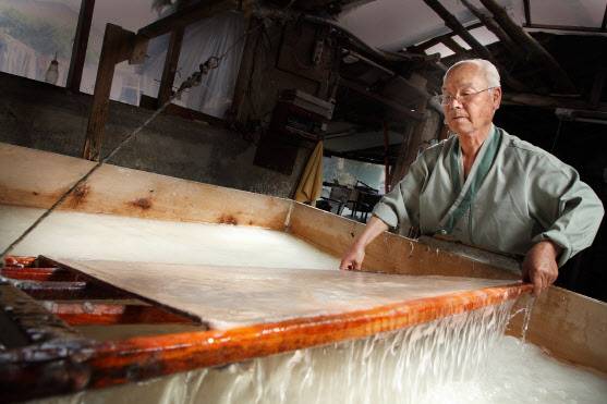 전통 한지를 만드는 모습(사진=문화재청).