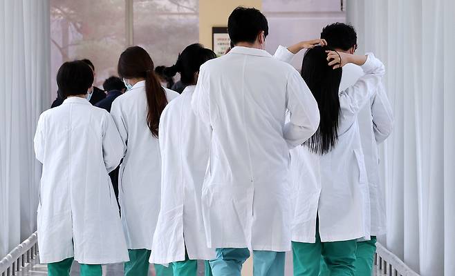 이르면 이달 말부터 외국 의사 면허를 가진 사람들도 국내에서 진료, 수술 등 의료 행위를 할 수 있게 된다. 이에 국내 의사들은 거세게 반발하고 있다. 사진은 지난 3월 20일 서울의 한 대학병원에서 의료진이 분주하게 움직이는 모습./뉴스1