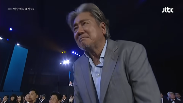 배우 최민식이 7일 제60회 백상예술대상 시상식에서 이순재를 향해 고개를 숙이고 있다. 유튜브 캡처