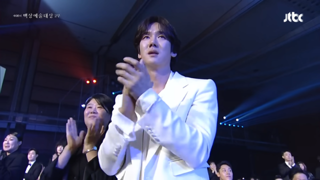 배우 유연석이 7일 제60회 백상예술대상 시상식에서 특별 무대에 선 이순재를 향해 기립박수를 보내고 있다. 유튜브 캡처