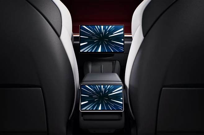 모델 3 퍼포먼스 실내 듀얼 모니터