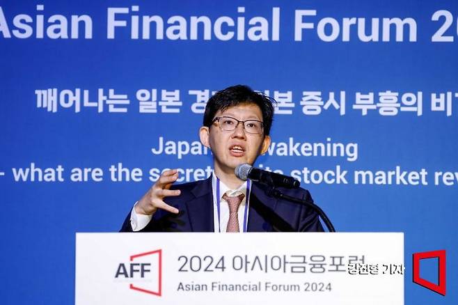 이효섭 자본시장연구원 금융산업실장이 9일 서울 중구 조선호텔에서 열린 '2024 아시아금융포럼'에 참석해 ‘한국 기업밸류업 프로그램 추진 현황과 성과’란 주제로 강연하고 있다. 사진=강진형 기자aymsdream@