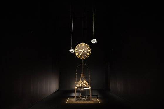 전시 도입부를 장식한 스기모토 히로시, 타임 리버스드, 2018. 사진 까르띠에