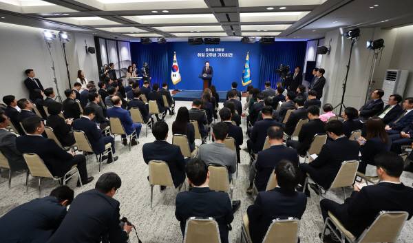 윤석열 대통령이 9일 오전 서울 용산 대통령실 청사 브리핑실에서 열린 ‘윤석열정부 2년 국민보고 및 기자회견’에서 취재진의 질문에 답하고 있다. 연합뉴스