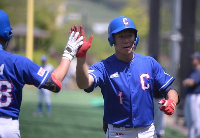 센텀중 김태율이 4일 강원도 인제군 야구장에서 열린 제2회 하늘내린인제 우수중학교 초청 스프링캠프 평택BC와 경기에서 홈런을 날리고 홈으로 들어와 팀 동료의 축하를 받고 있다. 인제 | 김만석 선임기자 icando@kyunghyang.com