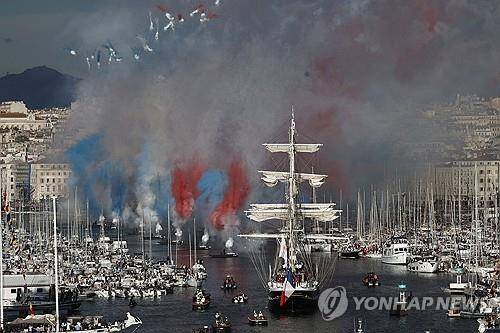 (마르세유 로이터=연합뉴스) 2024 파리올림픽 성화를 실은 범선 '벨렘'호가 8일(현지시간) 오후 7시께 프랑스 남부 마르세유 구 항구에 도착하고 있다.