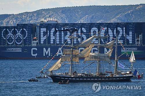 (마르세유 AFP=연합뉴스) 2024 파리올림픽 성화를 실은 범선 '벨렘'호가 8일(현지시간) 프랑스 남부 마르세유 앞바다에 도착해 퍼레이드하고 있다.